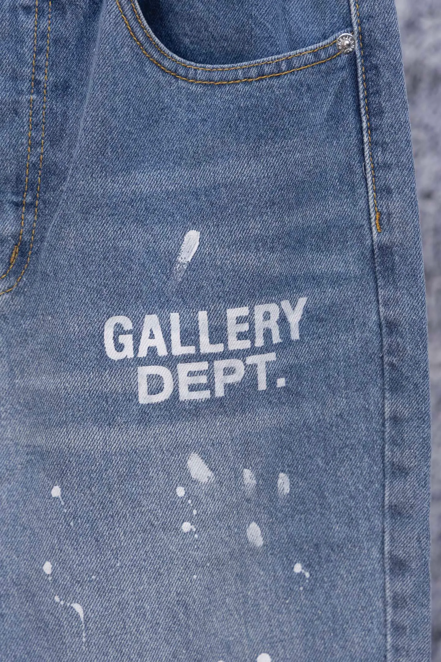 💰270 GALLERY DEPT.25ss new style splash-ink jeans, boot-cut trousers, denim + splash-ink, full of artistic sense! The trouser legs are spliced ​​with denim, creating a layered look, and the words "GALLERY DEPT." are super recognizable✨. High-density denim, wear-resistant and comfortable, perfect for daily wear or street style. Inspired by the classic elements of Helmut Lang, splashing ink is full of three-dimensionality. Pair it with simple tops or HL items to easily get a sense of avant-garde fashion! Gallery Dept. targets the global fashion pioneer group aged 18-35 and positions itself as a "high street art trendy brand". Cultural symbol output: Through endorsements from stars such as Virgil Abloh, Jennie, and Justin Bieber, the brand’s benchmark status in the hip-hop and fashion circles is strengthened. Size: 28-34 Color: Gray Blue